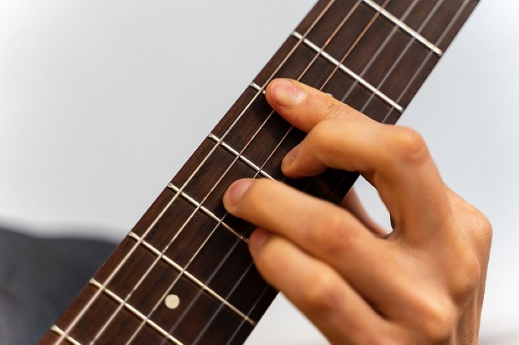 dita chitarra