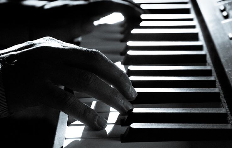 Esercitarsi al pianoforte con le emozioni