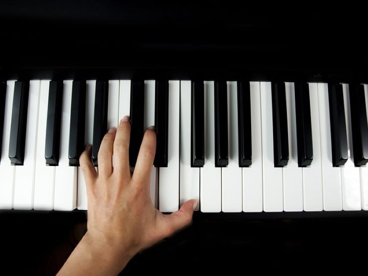 mani separate piano