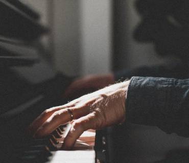 arpeggiare con la mano sinistra al pianoforte
