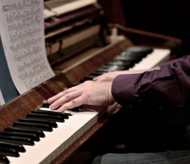 Esercitarsi al pianoforte con le emozioni