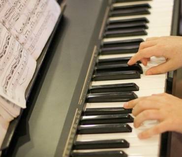 esercizio due mani pianoforte