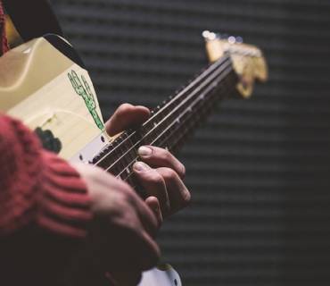 mano destra chitarra