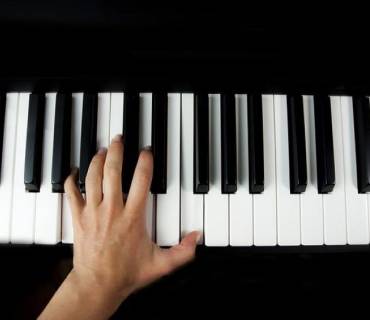 mano sinistra pianoforte