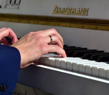 suonare insieme gli accordi al piano