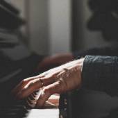 arpeggiare con la mano sinistra al pianoforte