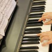 esercizio due mani pianoforte