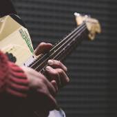 mano destra chitarra