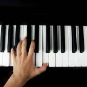 mano sinistra pianoforte