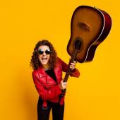 rompere la chitarra