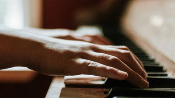 la distribuzione del peso al pianoforte