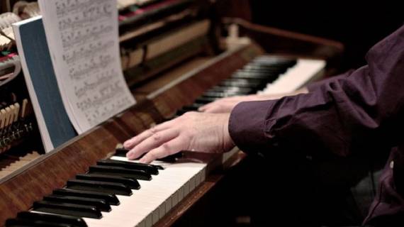 Esercitarsi al pianoforte con le emozioni