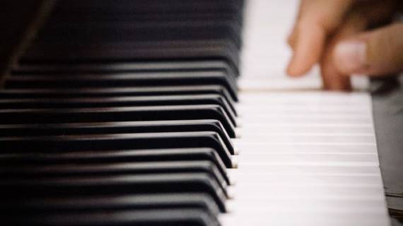 mani separate piano